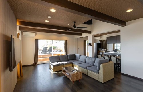 Sumoto House | Panoramic view of the ocean with a sunset view En / Sumoto Hyōgo