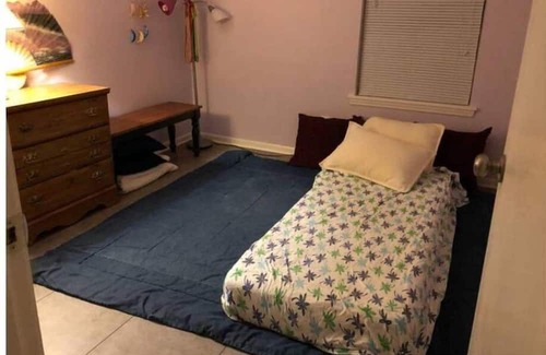 Lawrence House | Clean, Cute & Cozy, 2bd duplex: Iris's Place!