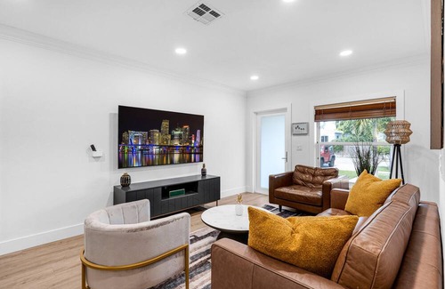 Coral Way House | Magnificent Tropical Pool House Miami Coconut Grove - Stunning Backyard