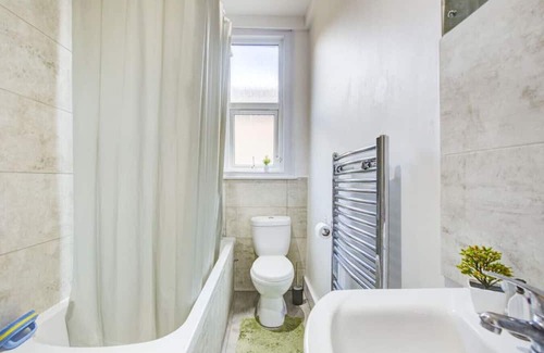 Tottenham Apartment | Lovely 3BR Flat in the Heart of London