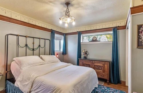 Liberty Wells House | Aviary, Park and PickleBall Close By
