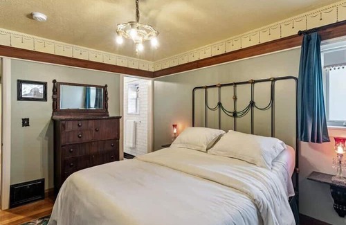 Liberty Wells House | Aviary, Park and PickleBall Close By