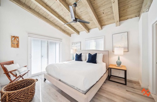 Newport Shores House | Remodeled Beachy Bungalow 500 Feet from the Sand