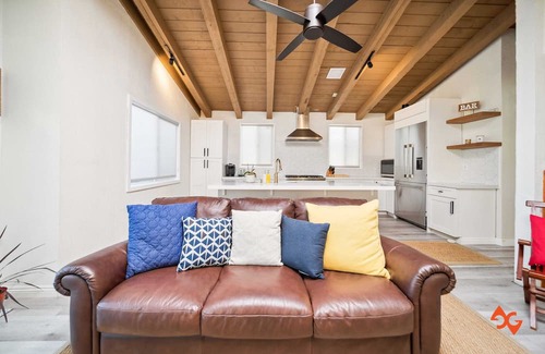 Newport Shores House | Remodeled Beachy Bungalow 500 Feet from the Sand