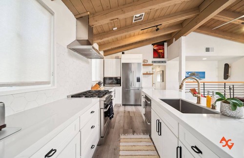 Newport Shores House | Remodeled Beachy Bungalow 500 Feet from the Sand