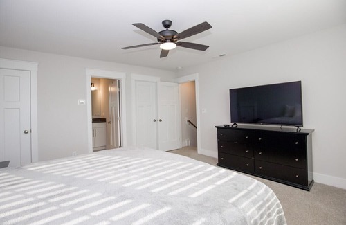 Aberdeen House | Sleeps 8! on Highway 5