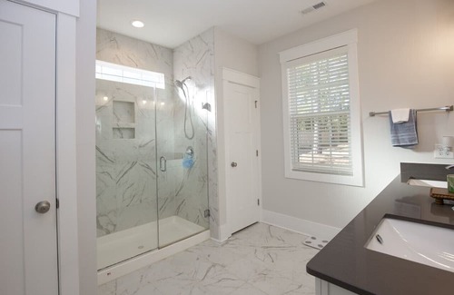 Aberdeen House | Sleeps 8! on Highway 5