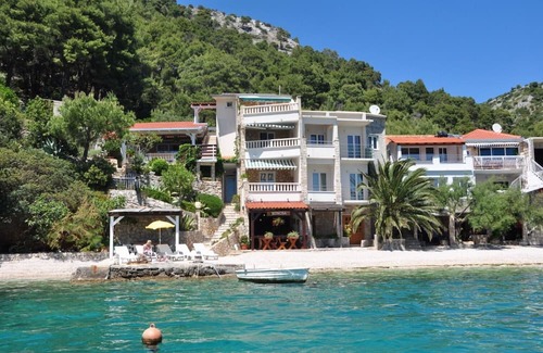 Bogomolje Apartment | Apartment Hidden gem - beachfront: A3 Vedrana (4+2) - Bogomolje, Island Hvar, Croatia
