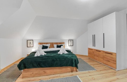 Sinaia Apartment | Hytta Apartment in Sinaia with Garden