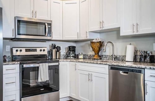 Bartow Apartment | 3 Bedroom 717811 by Houzlet