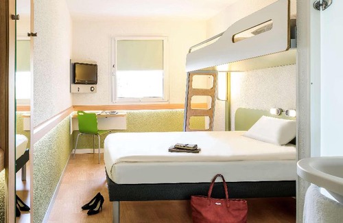Dommartin-les-Cuiseaux Hotel | ibis budget Dommartin-lès-Cuiseaux