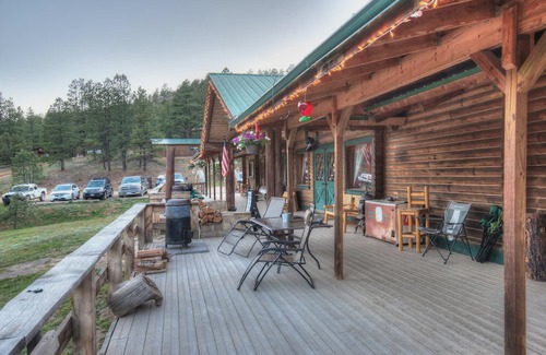 Weston Cabin | Hummingbird log cabin with private jacuzzi