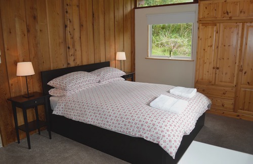 Tighnabruaich Ski Chalet | Cockleshell Lodge located at the waters edge near Otter Ferry-Pet friendly