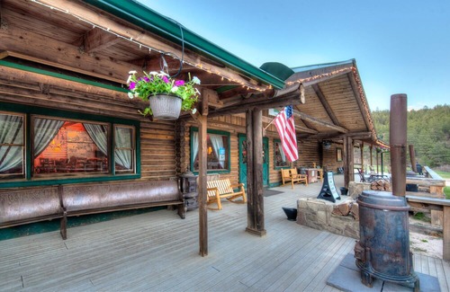 Weston Cabin | Hummingbird log cabin with private jacuzzi