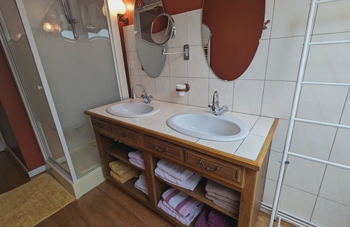 Lironcourt House | Gîte de Charme avec Terrasse près de Bourbonne-les-Bains, 2 chambres, poêle à bois, Wifi inclus -