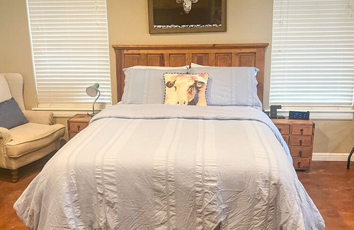 Weatherford Cottage | Paradise in the country. Guest house with pool. Pet friendly. No cleaning fees.