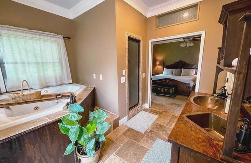 Montevallo House | Shepherds Retreat - 2 miles to I-65