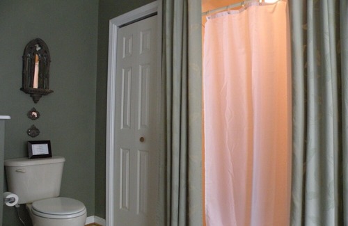 Viewtown House | Surrounded by majestic trees Hilltop Hideaway is located within the woodlands.