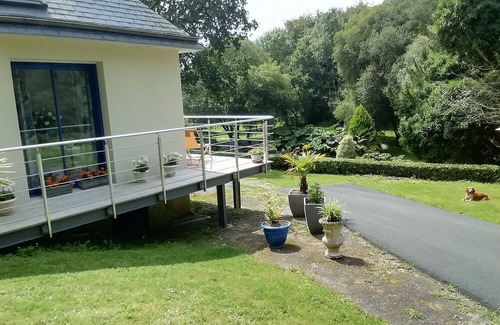 Plouigneau House | 10 mins from the beach and on the banks of a river, Country property