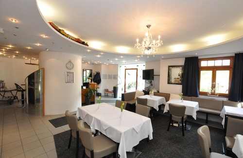 Waldperlach Hotel | Villa Waldperlach by Blattl
