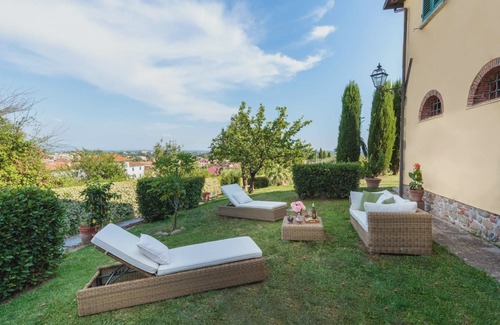 Uzzano Villa | Rosyabate Cottage, with Private Garden and views between Lucca and Pistoia