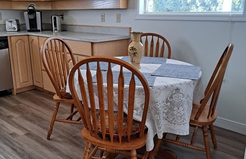 Chilliwack Proper Village West House | Riverside Escape on the Hope River