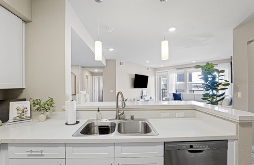 Sparks Apartment | Designer Apt. with Jacuzzi. Walk To Casino & iMax