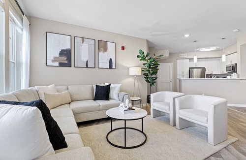 Sparks Apartment | Designer Apt. with Jacuzzi. Walk To Casino & iMax