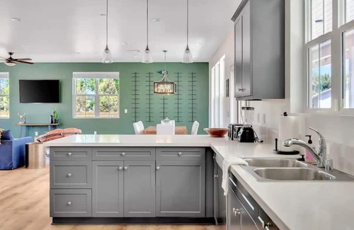 Atascadero House | Mirasol Manor -sleeps up to 14! Minutes to Paso + SLO