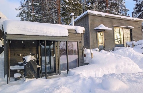 Sandviken Cottage | Sjöhuset - boats, beach, sauna, jetty and barbecue!