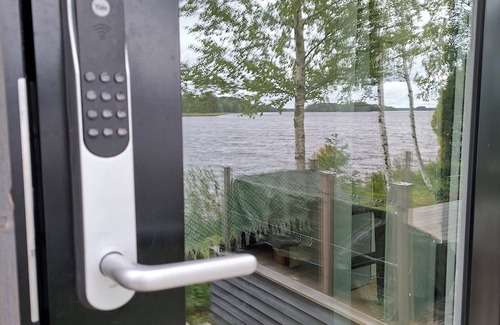 Sandviken Cottage | Sjöhuset - boats, beach, sauna, jetty and barbecue!