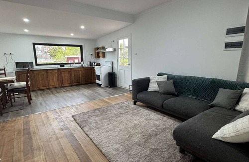 Swansea House | Swansea Coastal Retreat near the sea and IGA