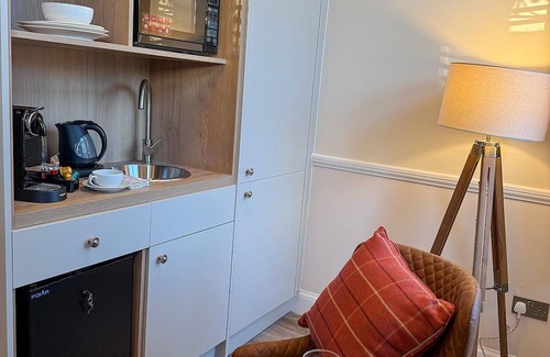 Padfield Apartment | Located in the heart of Glossop in the High Peak, Westwood Boutique Aparthotel combines comfort with convenience. Set against the breathtaking backdrop of the Peak District.