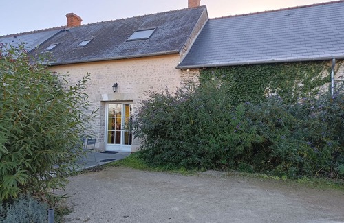 Vennecy Cottage | Peaceful lodging near Orleans, pets allowed, terrace and garden