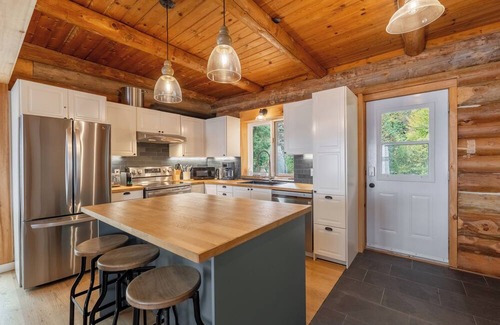 Saint-Emile-de-Suffolk Ski Chalet | Chalet Pommette | Spa | Sandy Beach | Kayaks & Rowboat | Fireplace & Firepit