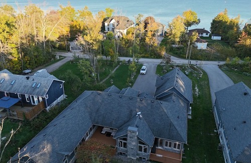 Innisfil Cottage | Large Innisfil Lakeview Cottage with a Sauna and steps to Lake Simcoe