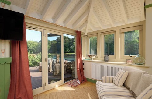 Salcombe Cabin | Luxury Waterfront Boathouse with Hot Tub, Private Garden & Alfresco Kitchen