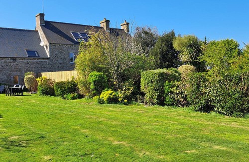 Vicq-sur-Mer House | Holiday Home 'Maison De Caractère Bord De Mer' with Sea View, Private Garden and Wi-Fi