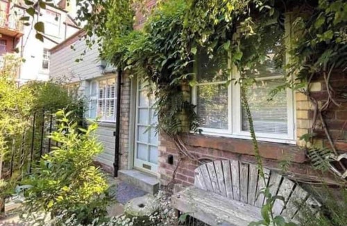 Laurieston Cottage | Unique cottage in vibrant Grassmarket, Edinburgh