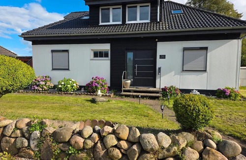 Leck House | Holiday Home 'Alame' with Shared Terrace, Private Garden and Wi-Fi