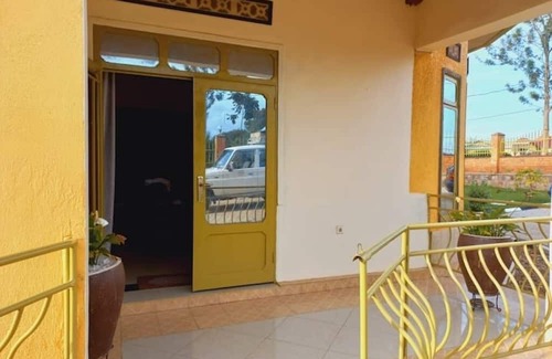 Kinazi House | Itangiriro by Iwacu Stays – 4BR Nyamata Home
