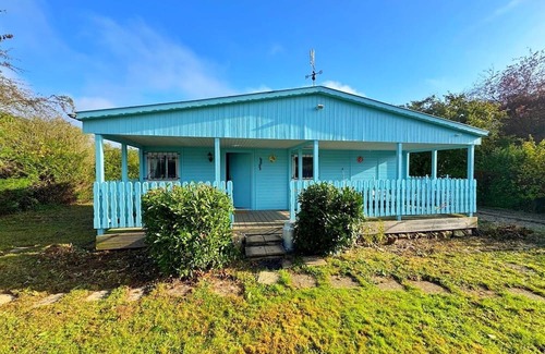 Rhodes Cabin | Blue house just 2 minutes from the Parc Animalier de Saint Croix!