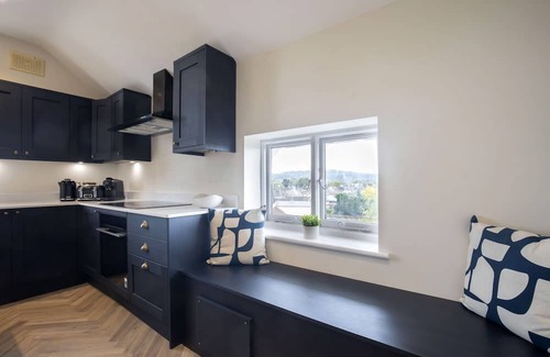 Cheltenham Apartment | Stunning 4 Bed Top Floor Apartment Close to Town
