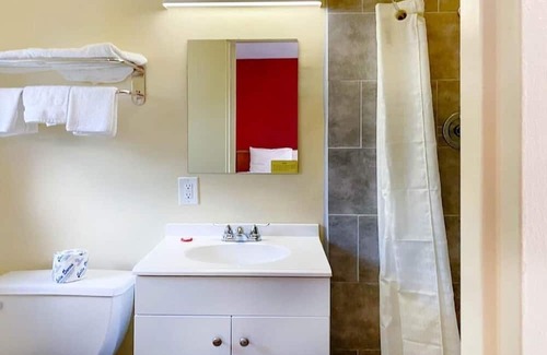 North Lima Hotel | Golf near Firestone Farms with Clean Stay and Free Parking Available