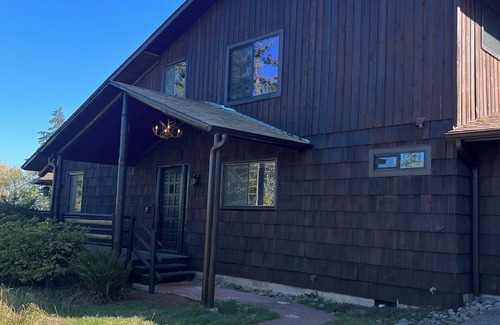 Alvadore Cabin | Cabin Retreat-nearUO-Arpt-Vineyards-slps 1-16-Events ok with prior-PETSTAYFREE