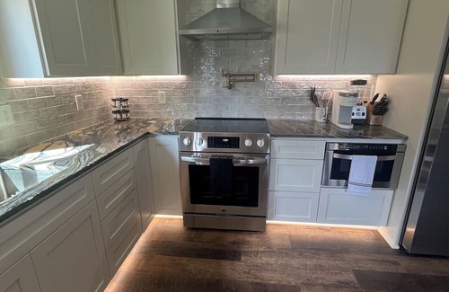 Alvadore Cabin | Cabin Retreat-nearUO-Arpt-Vineyards-slps 1-16-Events ok with prior-PETSTAYFREE