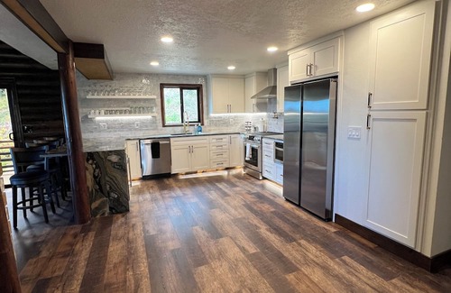 Alvadore Cabin | Cabin Retreat-nearUO-Arpt-Vineyards-slps 1-16-Events ok with prior-PETSTAYFREE