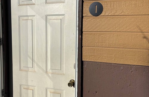 Olive House | Charming 2-bedroom Getaway in Broadus