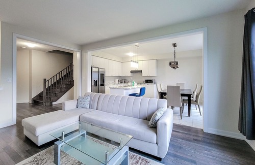 Caledonia House | Entire 4 bedroom Luxury house in Caledonia/Haldimand Very Close to Hamilton.