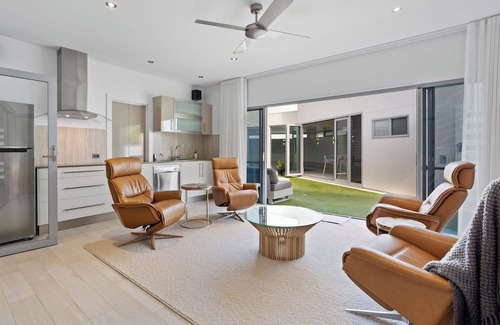 Port Lincoln House | Pearl On Calais